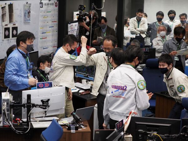 Equipe da sonda espacial Hayabusa2, na sala de controle da missão, comemora chegada de cápsula com amostras do asteroide Ryugu - Sputnik Brasil