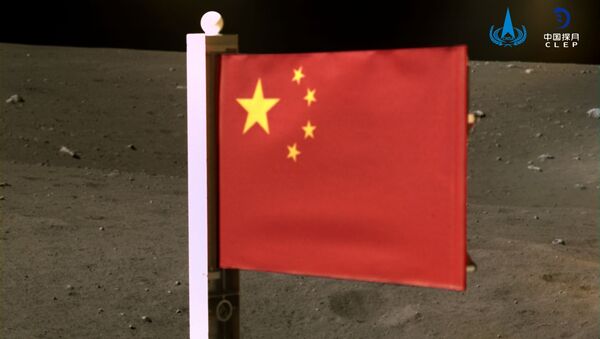 Bandeira da China é vista a partir da espaçonave Chang'e-5 na Lua, em 4 de dezembro de 2020 - Sputnik Brasil
