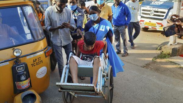 Menino em cadeira de rodas durante disseminação de doença desconhecida na Índia - Sputnik Brasil