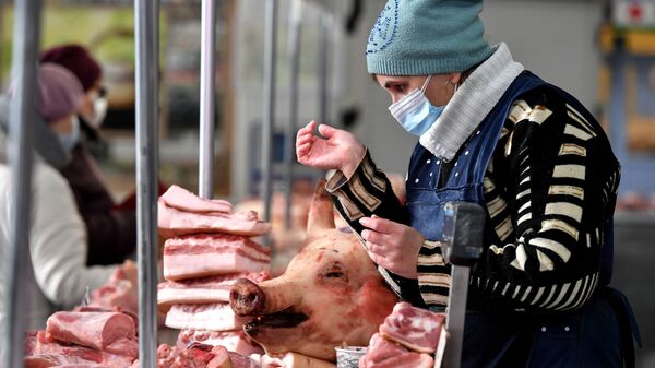 Comerciante vende carne suína em mercado na cidade de Simferopol, Rússia, 18 de novembro de 2020 - Sputnik Brasil