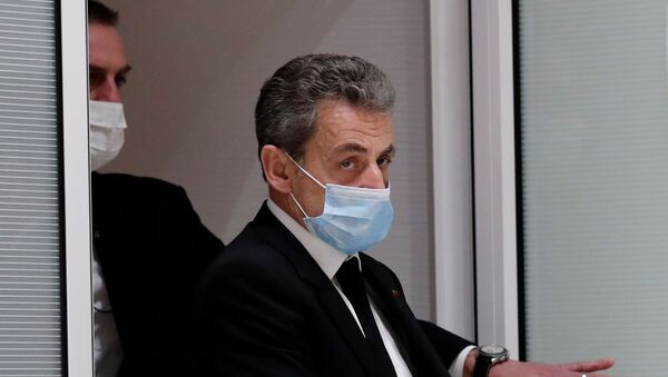Nicolas Sarkozy deixa o tribunal em Paris, na França, após prestar depoimento. - Sputnik Brasil