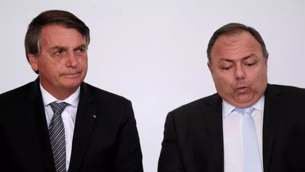 Presidente do Brasil, Jair Bolsonaro, e ministro da Saúde, Eduardo Pazuello, durante cerimônia no Palácio do Planalto, Brasília, 8 de dezembro de 2020  - Sputnik Brasil