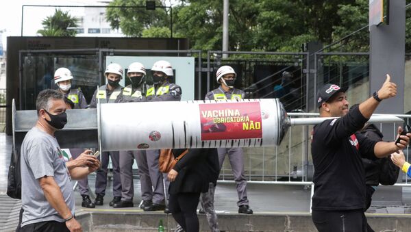Simpatizantes do presidente Jair Bolsonaro fazem manifestação contra a vacina chinesa (CoronaVac), adquirida pelo Governo do Estado de São Paulo, na Av. Paulista, região central de São Paulo  - Sputnik Brasil