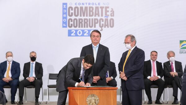 Jair Bolsonaro, presidente do Brasil, participa de fórum de combate à corrupção em Brasília, 9 de dezembro de 2020 - Sputnik Brasil
