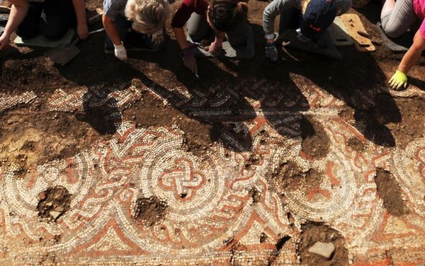 Uma equipe de voluntários escavando o mosaico - Sputnik Brasil