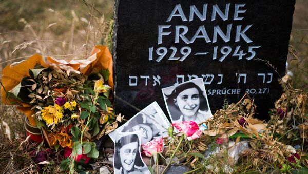 Lápide em homenagem a Anne Frank e sua irmã Margot no local onde era o campo de concentração Bergen-Belsen, na Alemanha, onde ambas foram mortas em 1945  - Sputnik Brasil