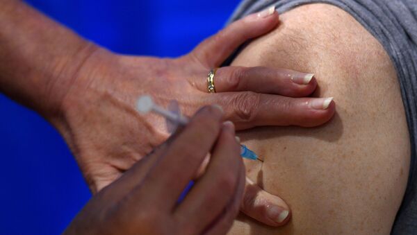 Enfermeira aplica vacina contra a COVID-19 em paciente em Cardiff no 1º dia de imunização no Reino Unido - Sputnik Brasil
