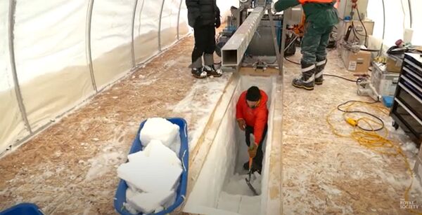 Pesquisadores perfuram 650 metros de gelo na Antártica para descobrir segredos de 150 mil anos - Sputnik Brasil