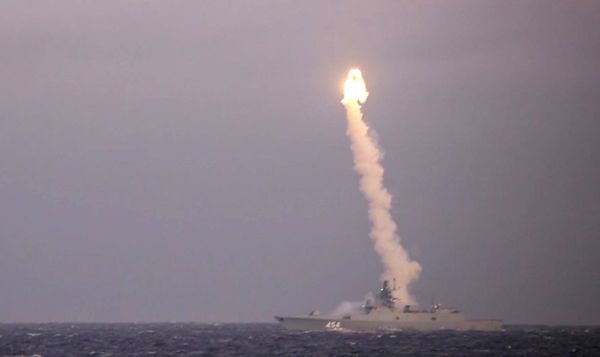 Fragata russa Admiral Gorshkov lançará salva de mísseis Tsirkon em 2021 - Sputnik Brasil