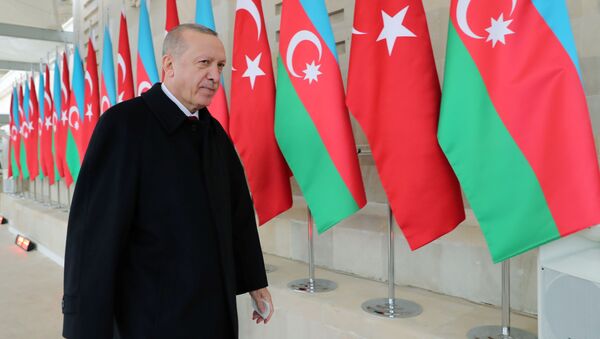 Recep Tayyip Erdogan participa de uma parada militar em Baku, na República do Azerbaijão - Sputnik Brasil