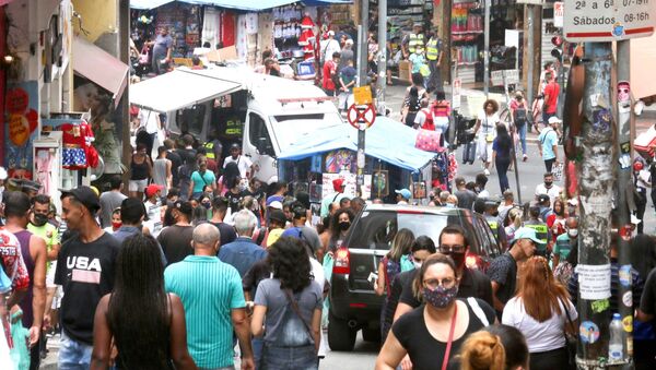  Movimentação de pessoas pela Rua 25 de Março, região central de São Paulo, na sexta-feira, 11 de dezembro de 2020 - Sputnik Brasil