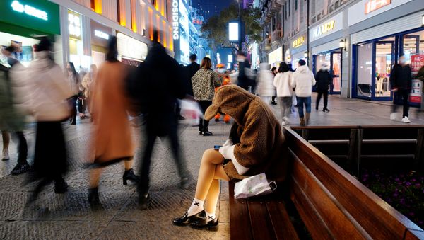Moça com celular no principal bairro comercial da cidade de Wuhan, China, um ano após o início da pandemia Moça com celular no principal bairro comercial da cidade de Wuhan, China, um ano após o início da pandemia - Sputnik Brasil