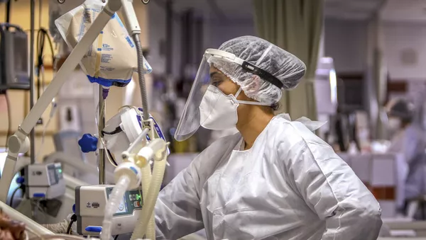 Tratamento de pacientes com COVID-19 na UTI no hospital da Santa Casa de Misericórdia, Porto Alegre, 9 de dezembro de 2020 - Sputnik Brasil