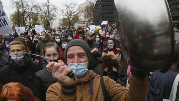 Em Kiev, na Ucrânia, trabalhadores de restaurantes batem panelas em protesto contra medidas de restrição social impostas no país para conter a pandemia da COVID-19, em 11 de novembro de 2020 - Sputnik Brasil