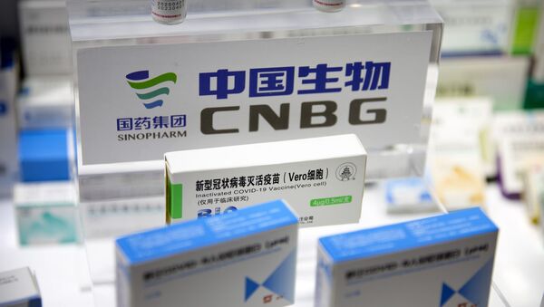 Em Pequim, uma caixa de uma vacina contra a COVID-19 da farmacêutica chinesa Sinopharm é exibida durante uma feira internacional, em 5 de setembro de 2020 - Sputnik Brasil