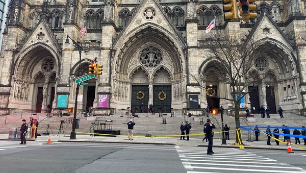 Polícia estabelece cordão de segurança em torno da Catedral de São João, o Divino, em Manhattan, Nova York, após tiroteio - Sputnik Brasil
