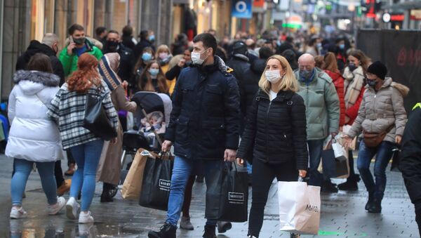 Cidadãos vão às compras usando máscaras em Colônia, na Alemanha, no dia 12 de dezembro de 2020 - Sputnik Brasil