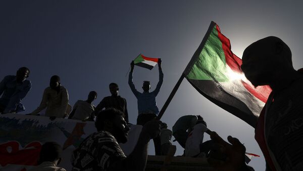 Sudaneses comemoram o primeiro aniversário dos protestos que levaram à deposição do ex-presidente Omar al-Bashir, em Cartum - Sputnik Brasil