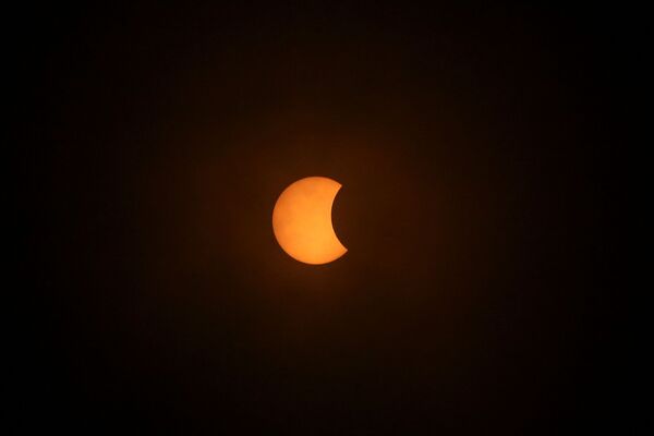 Eclipse solar total visto em dia nublado, no Chile, 14 de dezembro de 2020 - Sputnik Brasil