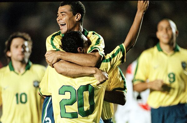 Jogador brasileiro Cafu abraça Denilson que marcou o primeiro gol contra Peru durante semifinal da Copa América em Santa Cruz, Bolívia - Sputnik Brasil