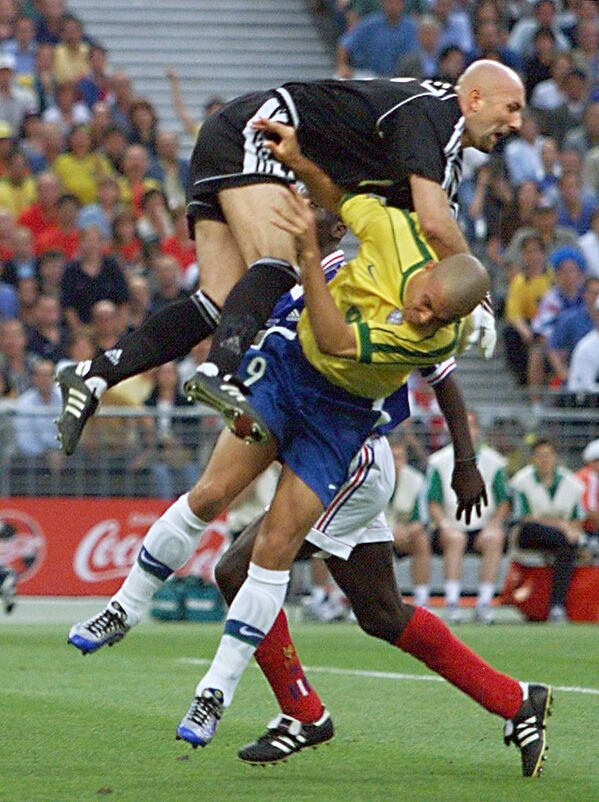 Goleiro francês Fabien Barthez salta sobre Ronaldo Fenômeno em 12 julho de 1998 no Estádio da França de Saint-Denis durante final da Copa do Mundo entre o Brasil e França. A França ganhou por 3 a 0 - Sputnik Brasil