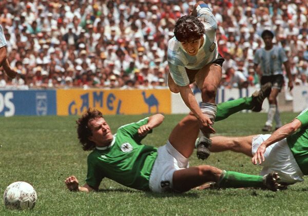 Capitão da equipe, jogador argentino Diego Maradona, dribla jogador da Alemanha Ocidental, Lothar Matthaus, durante a final da Copa do Mundo. A Seleção da Argentina ganhou Alemanha Ocidental por 3 a 2 no Estádio Azteca, Cidade do México, México. A lenda do futebol Diego Maradona faleceu em 25 de novembro de 2020 - Sputnik Brasil