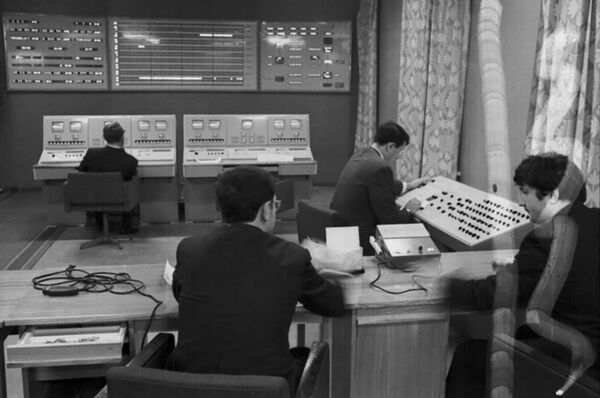 Especialistas do Centro de Comunicações Espaciais de Longa Distância durante o controle de voo da sonda Venera 7 - Sputnik Brasil