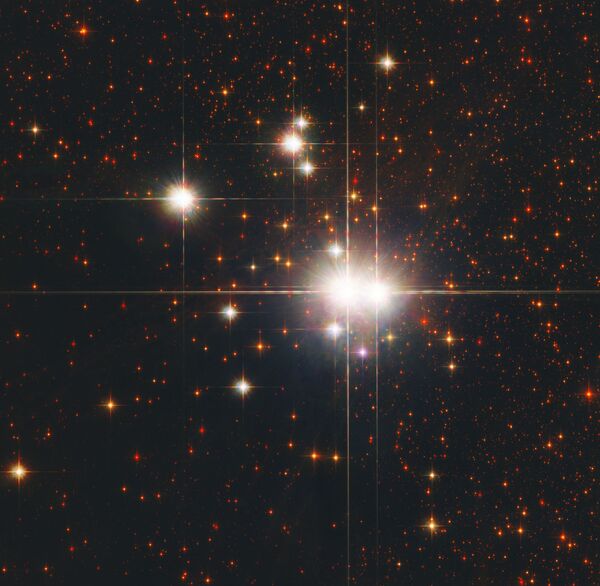 Este Enxame Estelar Aberto, Caldwell 82 (ou NGC 6193), abrange 30 estrelas, incluindo duas estrelas de tipo O, as mais maciças e brilhantes estrelas conhecidas. Estrelas de tipo O são muito raras e muito quentes, superando temperatura de 30 mil graus Kelvin (o Sol, por exemplo, tem temperatura de 5.800 graus Kelvin) - Sputnik Brasil
