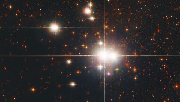 Este Enxame Estelar Aberto, Caldwell 82 (ou NGC 6193), abrange 30 estrelas, incluindo duas estrelas de tipo O, as mais maciças e brilhantes estrelas conhecidas. Estrelas de tipo O são muito raras e muito quentes, superando temperatura de 30 mil graus Kelvin (o Sol, por exemplo, tem temperatura de 5.800 graus Kelvin) - Sputnik Brasil
