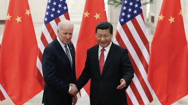 Xi Jinping, presidente da China (à direita), aperta a mão de Joe Biden, então vice-presidente dos EUA, no Grande Salão do Povo, em Pequim, na China, em 4 de dezembro de 2013 - Sputnik Brasil