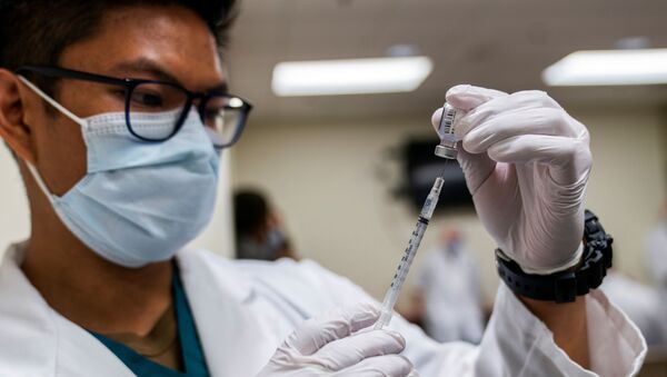 Médico reconstitui uma dose da vacina contra COVID-19 no Centro Médico Nacional Militar Walter Reed, Maryland, EUA, 14 de dezembro de 2020 - Sputnik Brasil