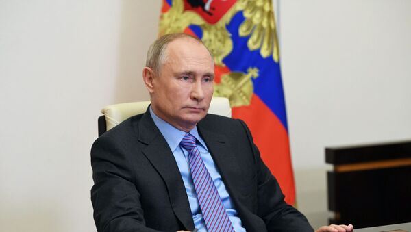 Presidente da Rússia, Vladimir Putin, em sua residência durante videoconferência, 14 de dezembro de 2020 - Sputnik Brasil