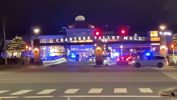 Screenshot de vídeo mostrando o shopping Crabtree Valley, em Raleigh, Carolina do Norte, cercado pela polícia após tiroteio - Sputnik Brasil