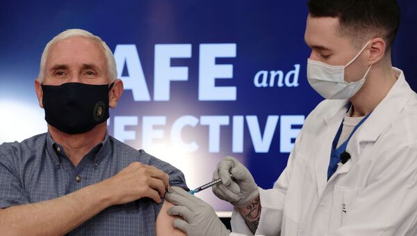O vice-presidente dos EUA, Mike Pence, recebe a vacina COVID-19 na Casa Branca em Washington - Sputnik Brasil