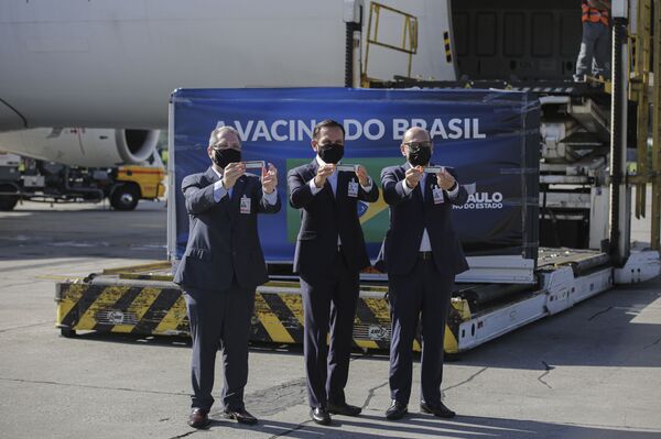 Mesmo não sendo a vacina ideal, CoronaVac é adequada para controlar a pandemia, explica virologista - Sputnik Brasil