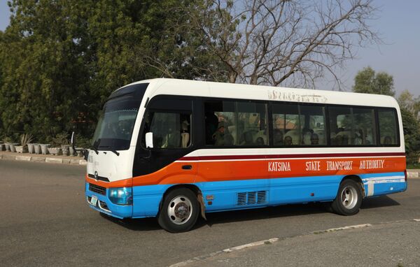 Nigéria: centenas de estudantes sequestrados voltam para casa após serem libertados Nigéria: centenas de estudantes sequestrados voltam para casa após serem libertados - Sputnik Brasil