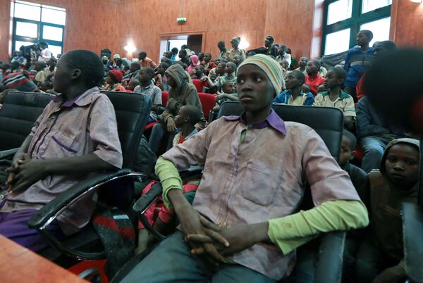 Nigéria: centenas de estudantes sequestrados voltam para casa após serem libertados Nigéria: centenas de estudantes sequestrados voltam para casa após serem libertados - Sputnik Brasil