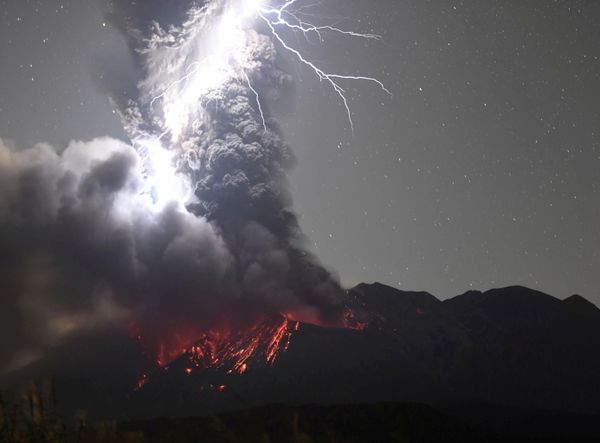 Batalha de titãs: tempestade elétrica incendeia vulcão em erupção (FOTO) - Sputnik Brasil