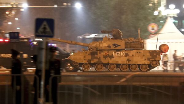 Um tanque militar chinês passa na avenida de Jianguomenwai em Pequim - Sputnik Brasil