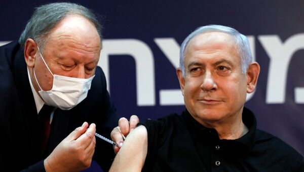 O primeiro-ministro de Israel, Benjamin Netanyahu, recebe vacina contra o coronavírus no Sheba Medical Center em Ramat Gan, Israel - Sputnik Brasil