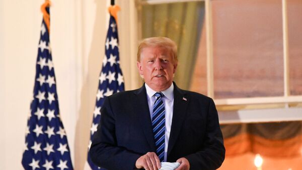 Presidente dos Estados Unidos, Donald Trump, faz discurso na varanda da Casa Branca. - Sputnik Brasil
