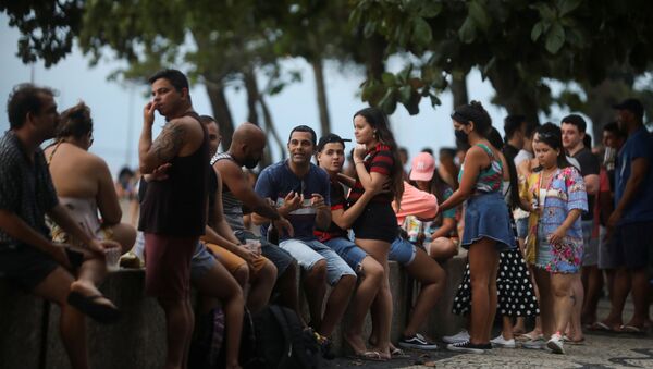 Cariocas socializando no bairro da Urca, na Zona Sul do Rio de Janeiro, no dia 18 de dezembro de 2020 - Sputnik Brasil