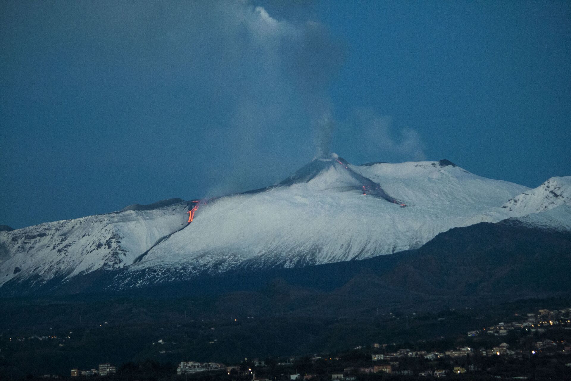 Vulcão Etna na Itália continua crescendo e agora está mais alto do que nunca - Sputnik Brasil, 1920, 12.08.2021