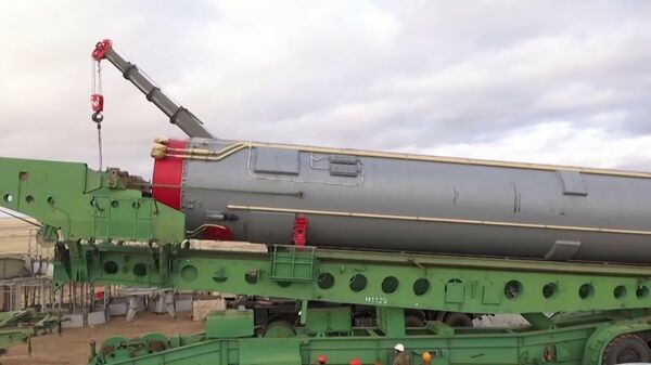 Míssil balístico intercontinental do sistema de mísseis estratégicos Avangard durante instalação no silo de lançamento na região de Orenburgo, Rússia - Sputnik Brasil