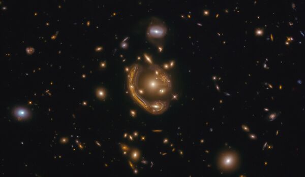 'Derretido': telescópio Hubble tira FOTO do maior anel de Einstein - Sputnik Brasil