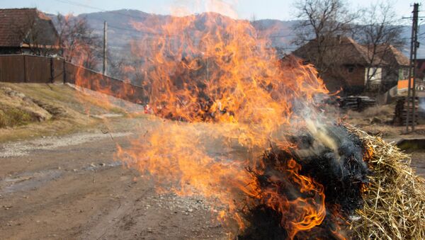 Aldeia incendiada (imagem referencial) - Sputnik Brasil