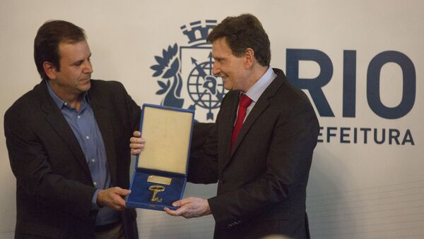 O prefeito eleito Marcelo Crivella recebe a chave da cidade do Rio de Janeiro das mãos do ex-prefeito Eduardo Paes - Sputnik Brasil