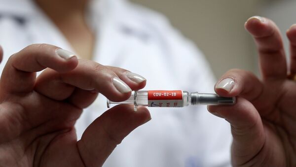 Enfermeira segura dose da CoronaVac, vacina contra a COVID-19 fabricada pela farmacêutica chinesa Sinovac. - Sputnik Brasil
