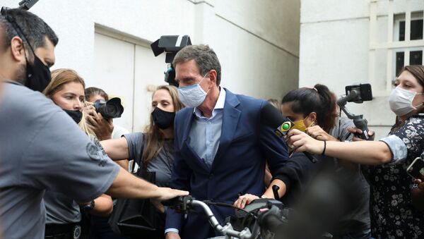 Prefeito do Rio de Janeiro, Marcelo Crivella, é conduzido por policiais após ser preso - Sputnik Brasil