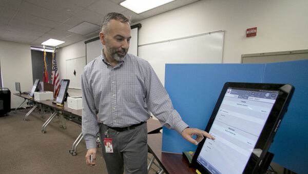 Foto de 13 de novembro de 2019 com homem demonstrando sistema de votação da empresa Dominion Voting Systems, que o estado da Geórgia usará em Atlanta, EUA - Sputnik Brasil